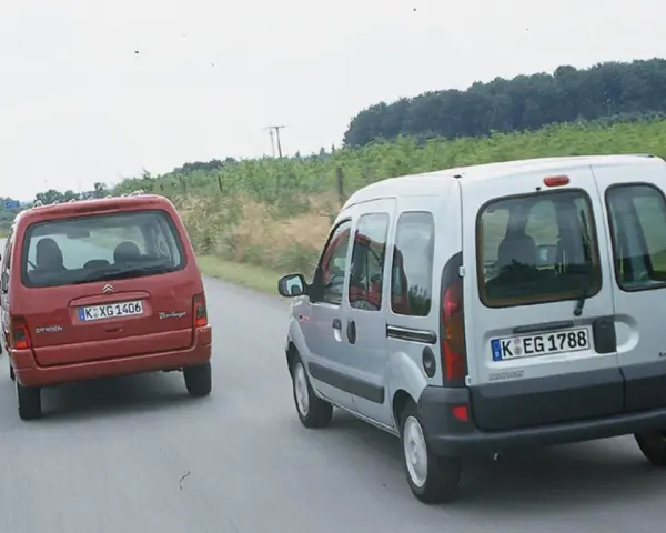 Porównanie aut: srebrny Mercedes Vaneo, czerwony Citroen Berlingo i srebrny Renault Kangoo. Wady i zalety tych modeli w praktyce.