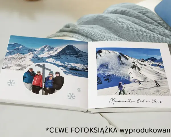 Otwarta fotoksiążka z zimowymi zdjęciami gór i narciarzy. Idealna aplikacja do wywoływania zdjęć, by zachować wspomnienia.