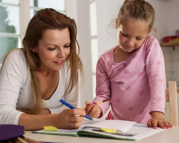 Mama i córka uczą się razem, wspierając edukację domową.