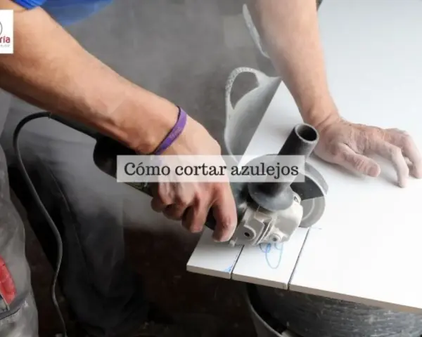 Man con amoladora cortando porcelánico, creando líneas de corte con lápiz azul.