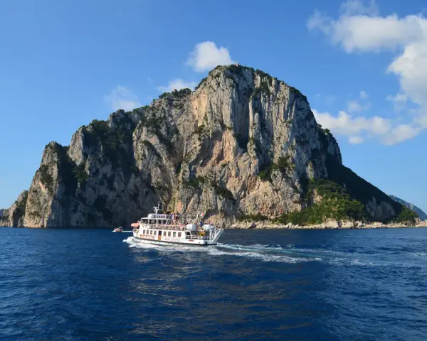 Rejs statkiem "S. Valentino" przy skalistych brzegach Capri. Idealne miejsce na wakacje!