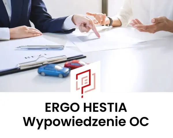 Dwie osoby omawiają dokumenty przy biurku, obok małe modele samochodów.