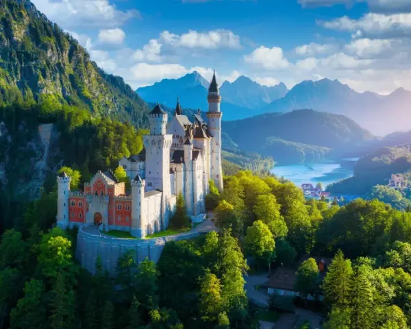 Zamek Neuschwanstein, jeden z najpiękniejszych miejsc w Europie, w otoczeniu gór i jeziora.