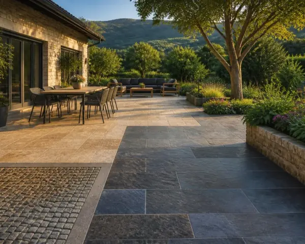 Une belle terrasse en pierre naturelle, avec un coin repas et un salon extérieur, entourée d'un jardin luxuriant.