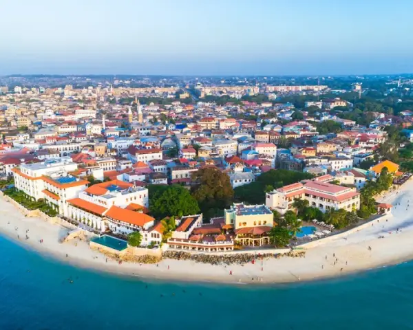 Zanzibar, idealne miejsce, gdzie na wakacje w sierpniu. Białe plaże, turkusowa woda i zabytkowe miasto zapraszają do odpoczynku.