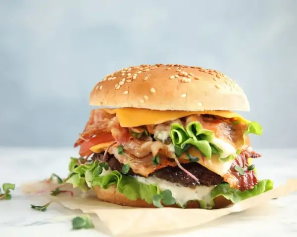 Ile kalorii ma burger? Od 150 do 1200 kcal wybieraj świadomie!