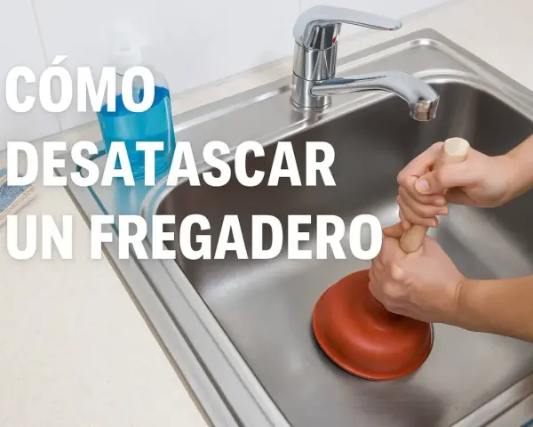 Manos usando un desatascador para desatascar fregadero.
