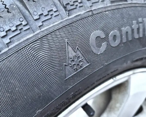 Gomme invernali ContiWinterContact con simbolo fiocco di neve e montagna. Perfette per affrontare la neve e il ghiaccio.