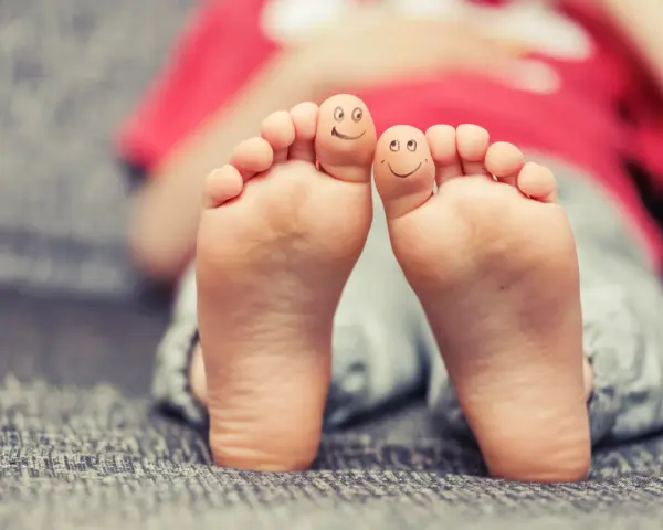 Smutny list matki do córki: moje stópki z uśmiechniętymi buźkami tęsknią za Tobą.