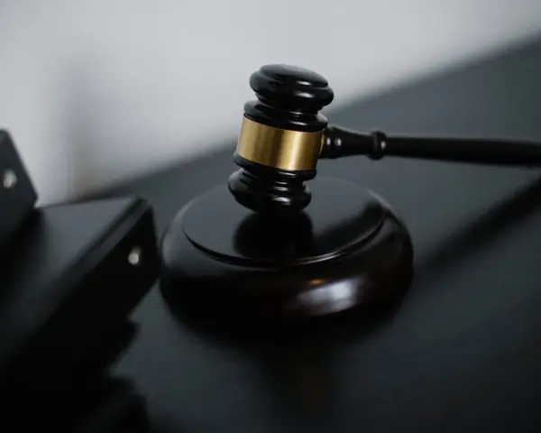 Młotek sędziowski i akta. Droga do tego, jak zostać sędzią, zaczyna się od wiedzy i determinacji.
