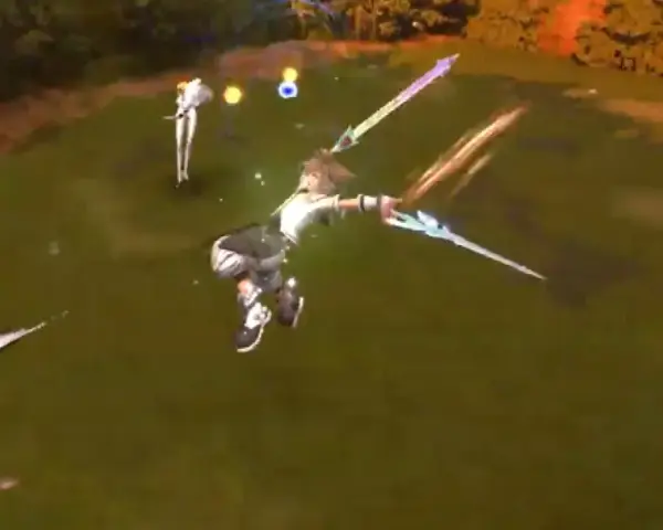 Sora en acción con su arma Artema KH3, lanzando un ataque triple contra enemigos en un campo verde.