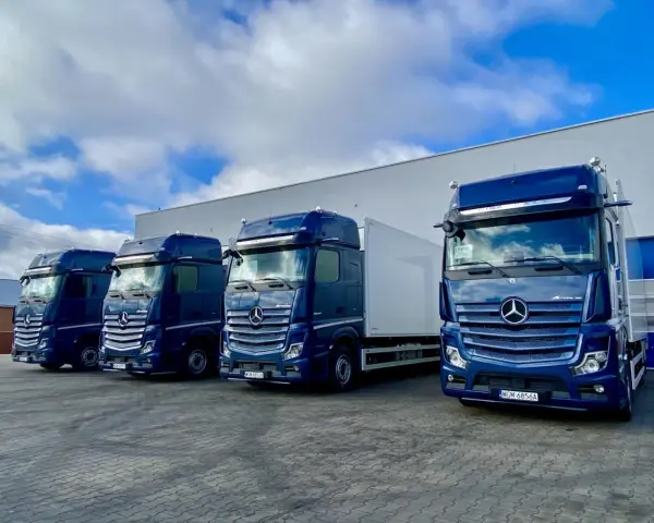 Cztery granatowe Mercedesy Actros gotowe do trasy. Taki tabor to pewność dobrych zarobków w sl express.