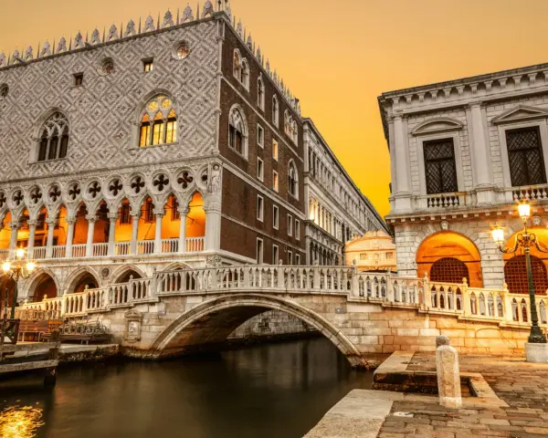 Ponte dei Sospiri, parte del palazzo delle prigioni a Venezia, al tramonto.
