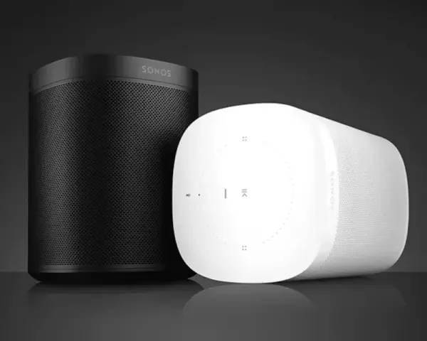 Zwei Sonos Lautsprecher, schwarz und weiß, stehen nebeneinander. Vielleicht ein Hinweis auf Sonos Probleme?