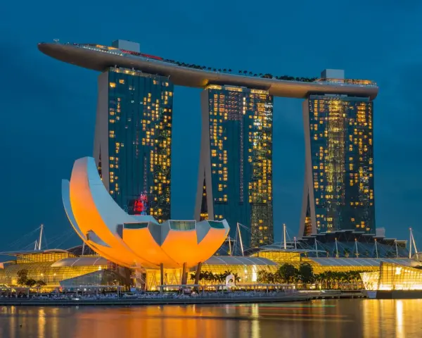 Wieczorem w Singapurze, Marina Bay Sands lśni światłami. Czy Singapur jest bezpieczny? Tak, to miasto-państwo słynie z bezpieczeństwa.