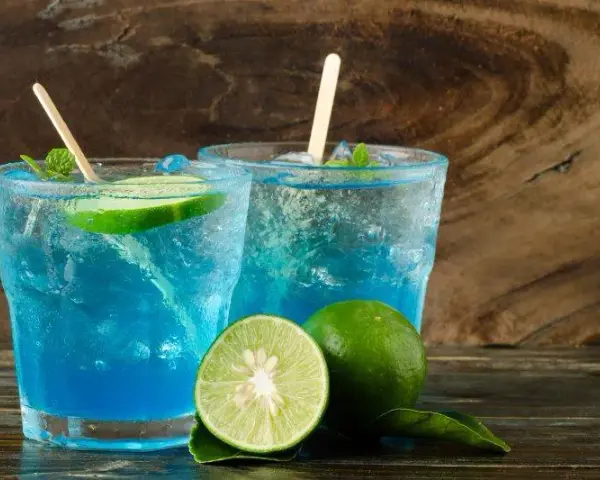 Niebieskie drinki z Blue Curacao: Proste przepisy na imprezę
