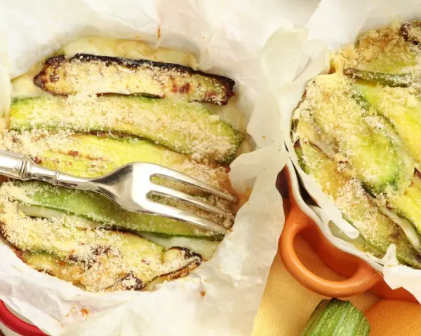 Parmigiana di zucchine appena sfornata, dorata e profumata, pronta per essere gustata.