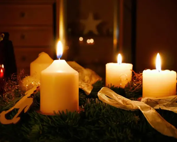 Vier Kerzen auf einem Adventskranz brennen. Der erste Advent ist da und die Vorfreude auf Weihnachten steigt.
