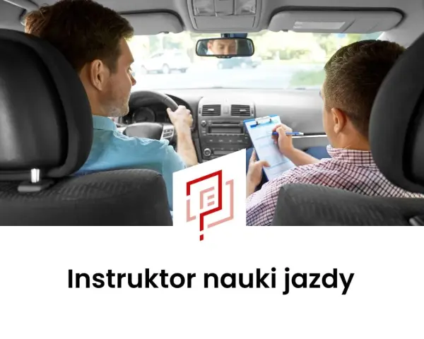 Mężczyzna za kierownicą i jego instruktor nauki jazdy notujący postępy. Dowiedz się, jak zostać instruktorem jazdy.