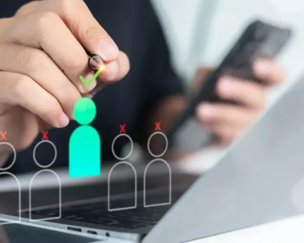 Ręka zaznacza zielonym znacznikiem kandydata, podczas gdy inni mają czerwone krzyżyki. Ciężko mi znaleźć pracę, ale może to jest klucz do sukcesu.