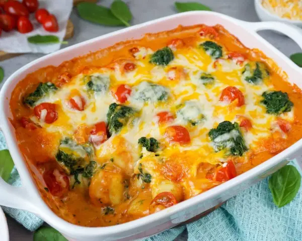 Herzhaftes Auflaufgericht mit Gnocchi, Brokkoli und Tomaten, überbacken mit Käse. Perfekt für kinder rezepte!