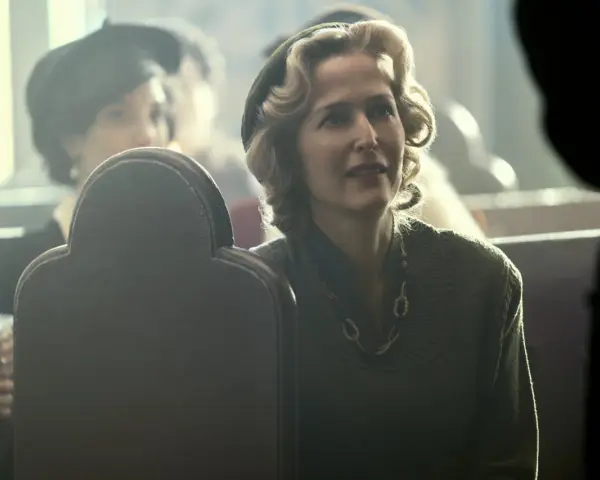 Gillian Anderson w retro stylizacji, przypominającej jej role w filmach i serialach.