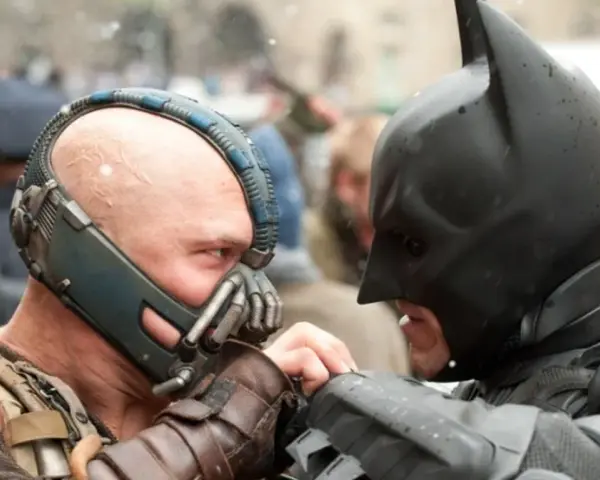 Batman (Robert Pattinson) i Bane (Tom Hardy) w scenie walki. Batman 2022 obsada w akcji.