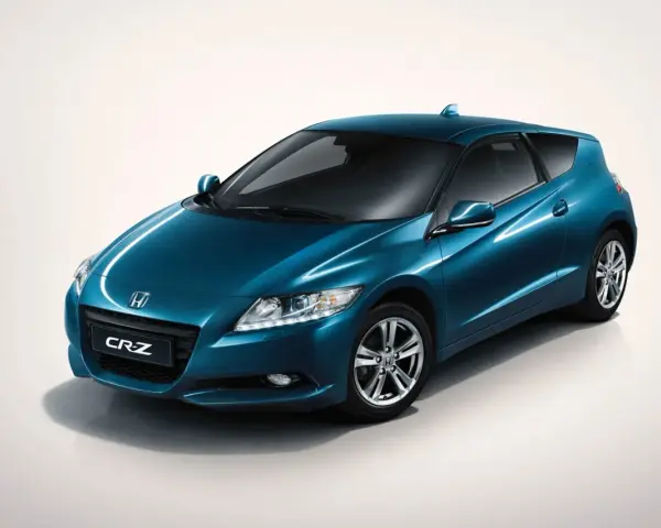 Niebieskie coupe Honda CR-Z z napędem hybrydowym na białym tle.
