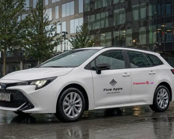 Białe kombi z logo FreeNow i Lyft, gotowe do jazdy z prowizją free now.