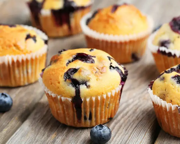Saftige Blaubeermuffins, perfekt für ein schnelles Blaubeermuffins Rezept. Frisch gebacken und voller Beeren.