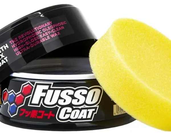 En burk med Fusso Coat 12 Month Wax Coat och en gul applikatorsvamp. Ger en revolutionerande, hydrofobisk och hållbar glans.