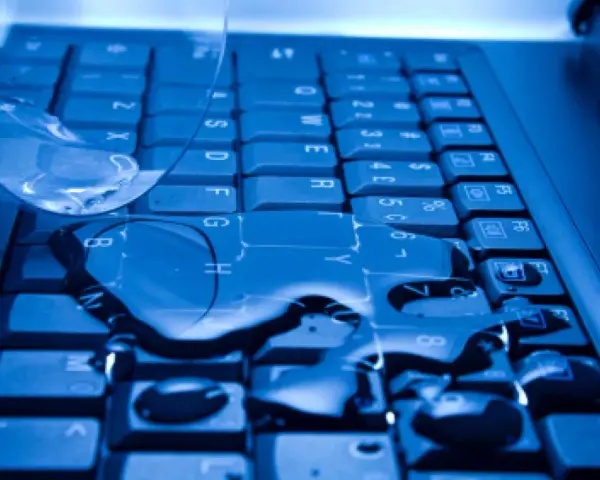 Zalany laptop? Oto co zrobić, aby uniknąć kosztownych napraw