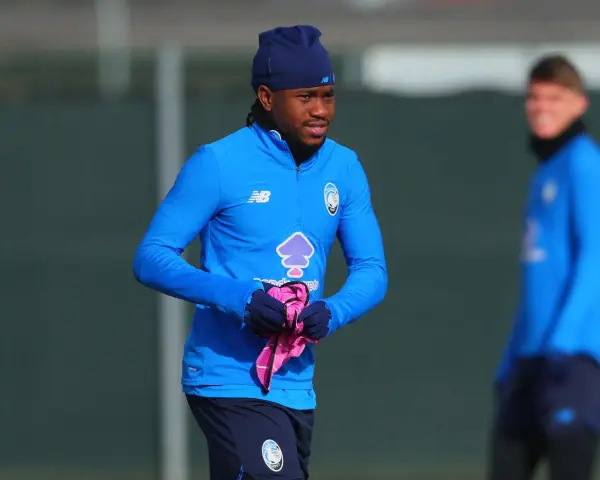 Jugador del Atlético de Madrid, con gorro y camiseta azul, prepara su entrenamiento. Un fichaje bomba para la liga.