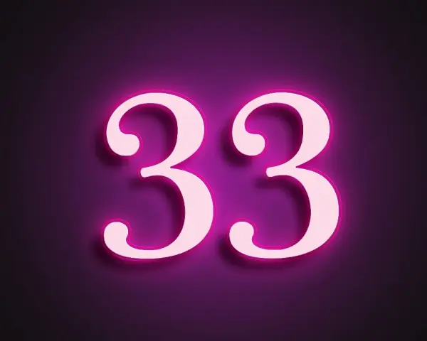 Neonowe 33 na fioletowym tle. Liczba 33 ma znaczenie w miłości, symbolizując harmonię i równowagę.