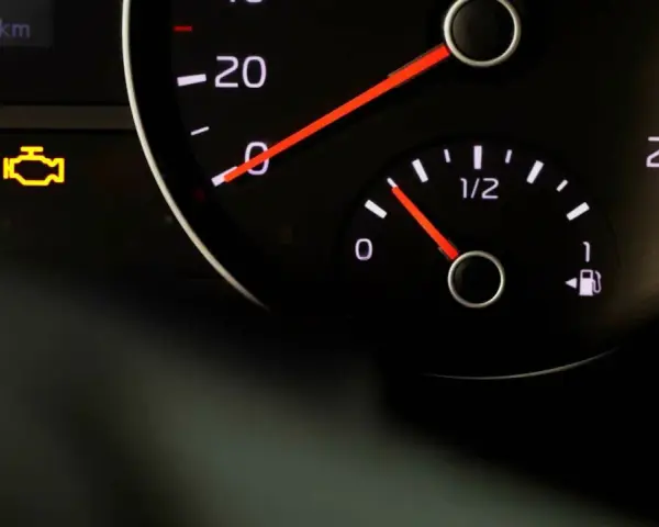 Gelbe vw motorkontrollleuchte leuchtet auf dem Armaturenbrett neben dem Kilometerstand von 70045 km.