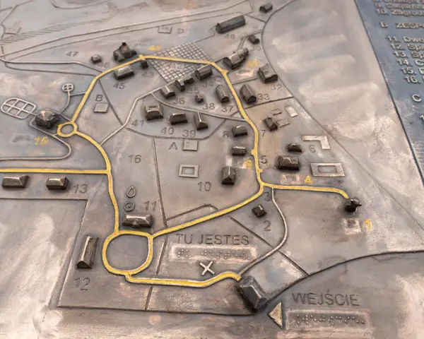 Mapa reliefowa Muzeum Wsi Lubelskiej z zaznaczoną trasą zwiedzania i punktem "Tu jesteś".
