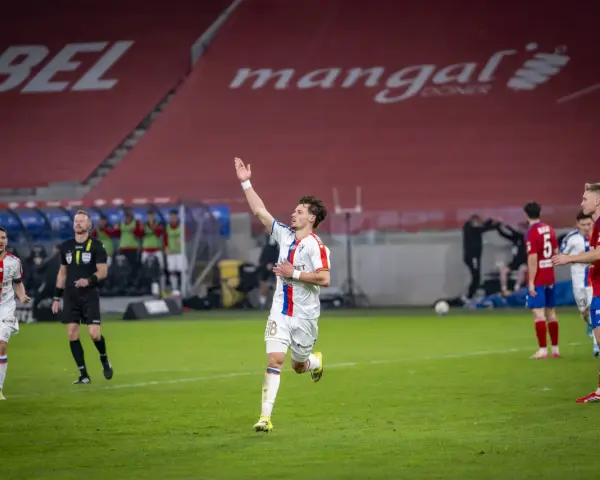 Piłkarz w białej koszulce z numerem 18 świętuje bramkę w meczu Górnik Zabrze – Raków Częstochowa.