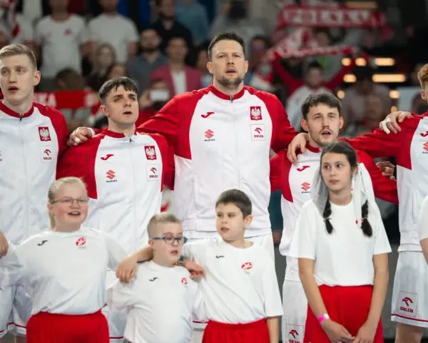 Drużyna Polski w piłce ręcznej, w tym młodzi fani, gotowa na mistrzostwa.