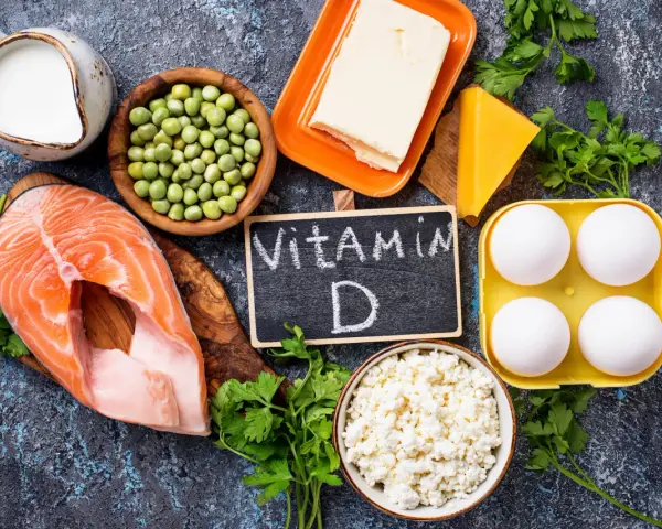 Lax, ägg, ost, smör, mjölk, ärter och persilja. Dessa livsmedel kan hjälpa mot vitamin d brist symtom.