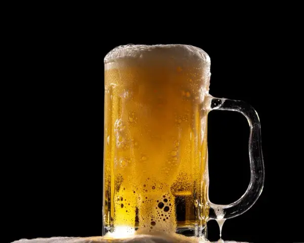 Piwo nawadnia czy odwadnia? Fakty i mity o alkoholu i płynach