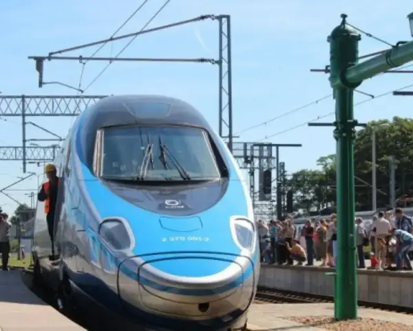 Błękitno-szary pociąg Pendolino z oznaczeniem 2 370 001-2 stoi na stacji, a wokół zgromadził się tłum ludzi.