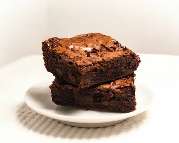 Dwa wilgotne brownie z kawałkami czekolady, idealne na prosty przepis.