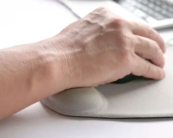 Ból nadgarstka od myszki? Ćwiczenia i ergonomia to Twój ratunek!