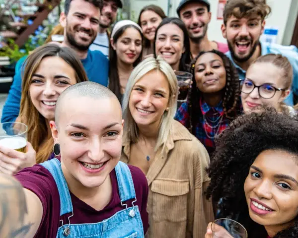Fröhliche Gruppe feiert zusammen. Sie fragen sich, wann ist ausbildungsbeginn?