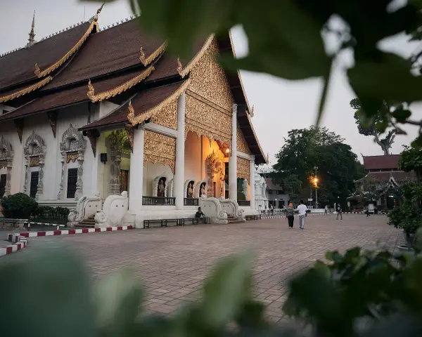 Złote zdobienia świątyni w Chiang Mai, które warto zobaczyć. Piękna architektura i spokojna atmosfera.