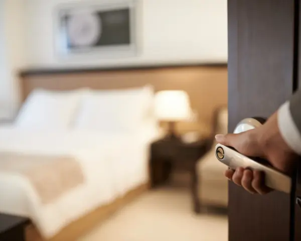 Czy można wynająć pokój w hotelu nie mając 18 lat? Oto zasady