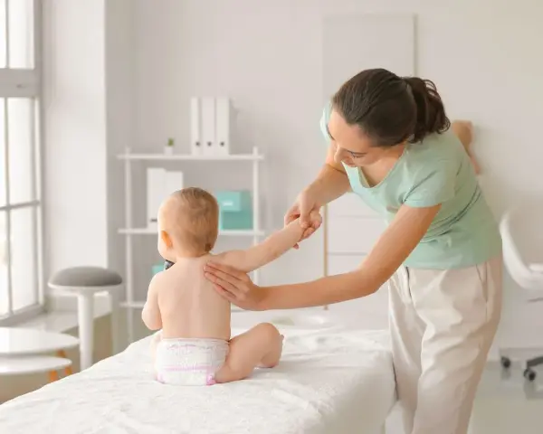 Kiedy z noworodkiem do fizjoterapeuty? Objawy, ryzyko i korzyści