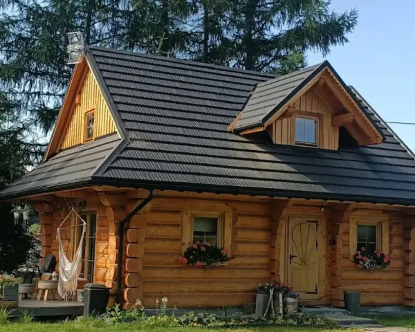 Czy warto budować dom z bali? Koszty, zalety i wady inwestycji