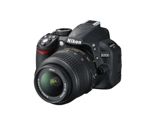 Czarny aparat fotograficzny Nikon D3100 z obiektywem 18-55mm. Idealny do uchwycenia wspomnień.