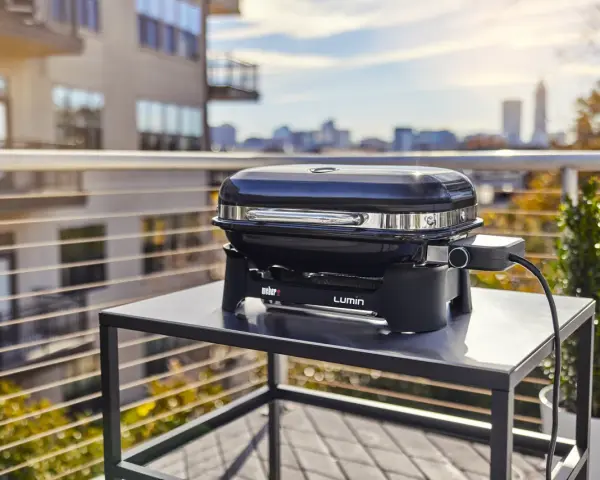 Elektryczny grill Weber Lumin na balkonie. Czy faktycznie jest zakaz używania grilli elektrycznych na balkonach w blokach?